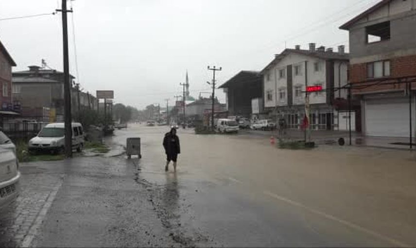 Sakarya'da sağanak sonrası sokaklar suyla doldu, sürücüler güçlük çekti
