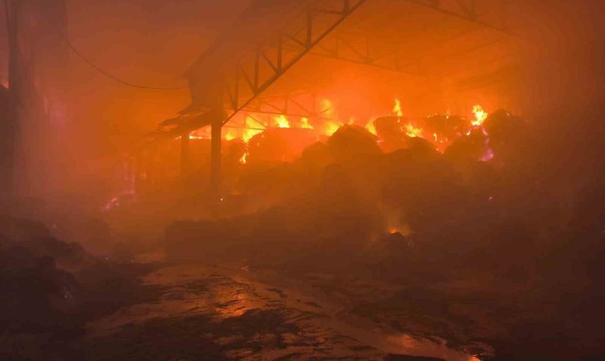 Samsun'da çiftlikteki saman deposu alevlere yenik düştü