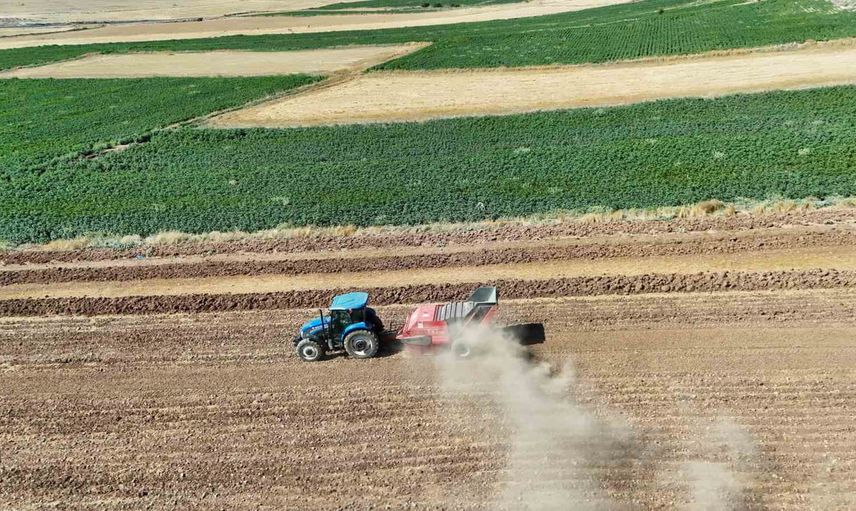 Mardin'den taşlı tarlalara ücretsiz destek: çiftçilere 2 taş toplama makinesi