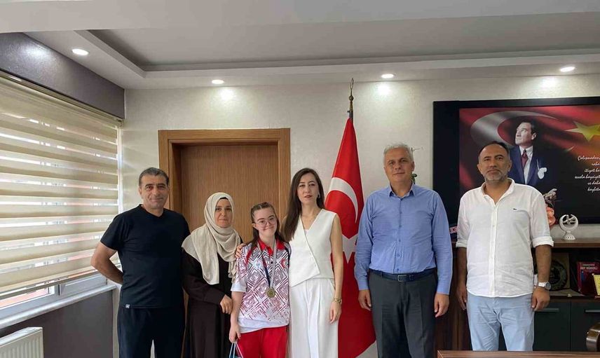 Azmiyle örnek olan dünya üçüncüsü Zeynep Tuncay Kdz. Ereğli İlçe Millî Eğitim Müdürlüğünü ziyaret etti