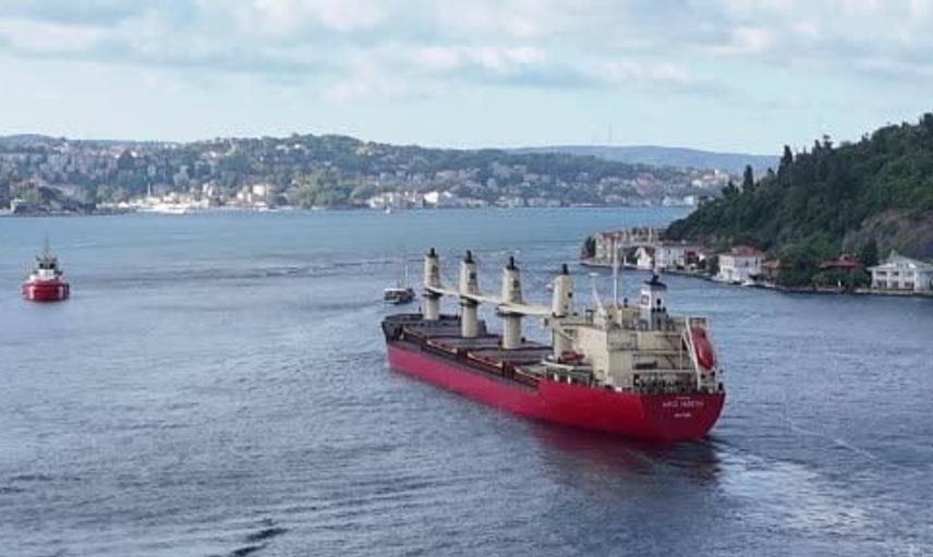 İstanbul boğazı'nda Hacı Hüseyin demir attı, gemi trafiği durduruldu