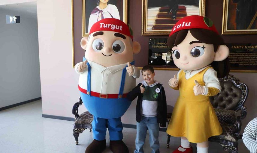 Sokaklarda tiyatro coşkusu: Turgut ve Lulu çocuklarla buluşuyor