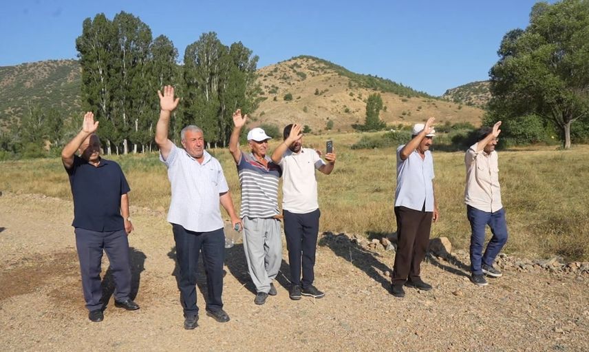 Sözünü tutan pilot köyüne iniş yaptı, pist hazırlatıp tekrar havalandı