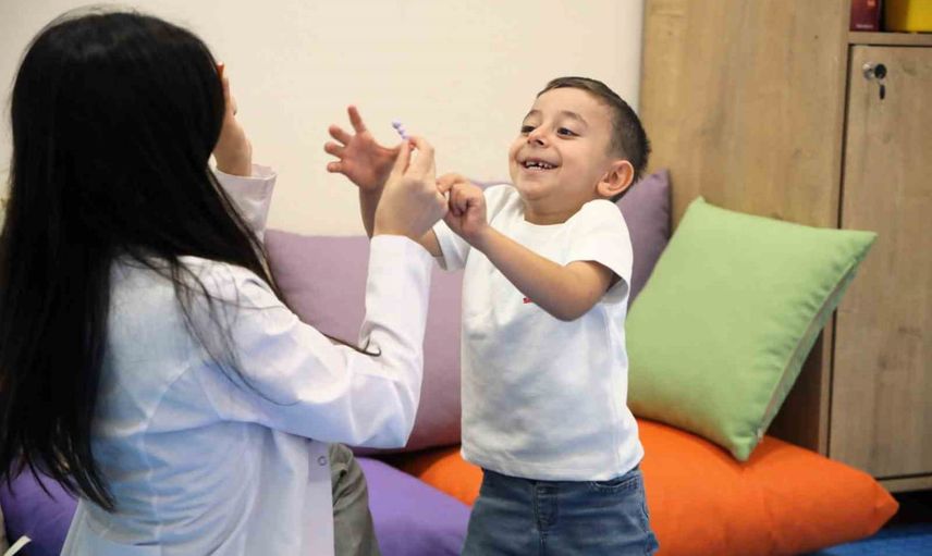 Uzun bekleyiş sonrası minik Hazar Ali'nin 'anne' sözü aileyi sevince boğdu