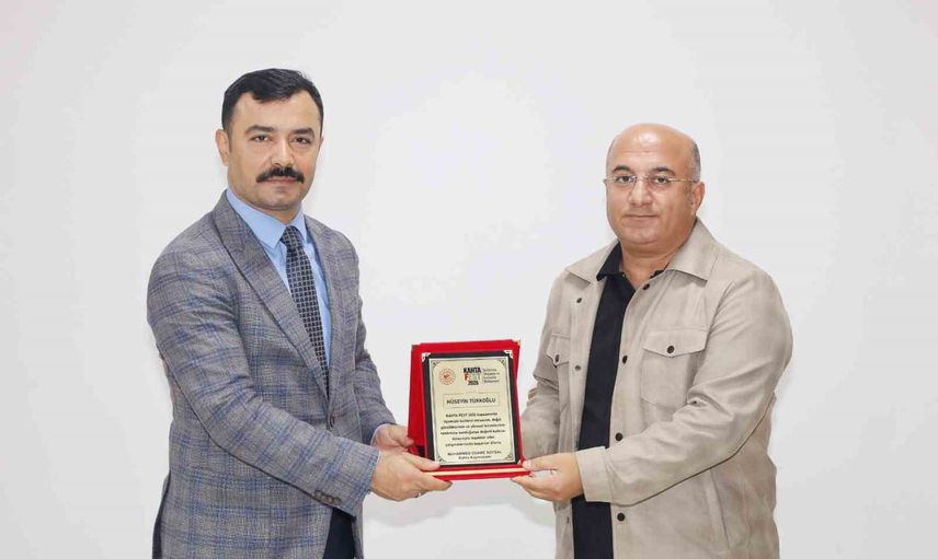 Kahta kaymakamı Muhammed Üsame Soysal ilçenin tanıtımına katkı sağlayan İHA muhabirini ödüllendirdi