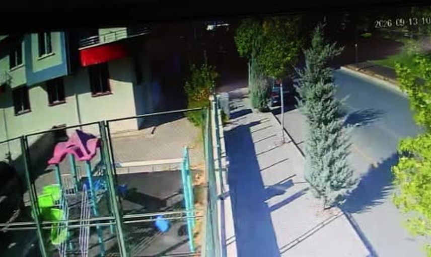 Nevşehir'de direksiyon hakimiyetini kaybeden otomobil apartman bahçesine düştü