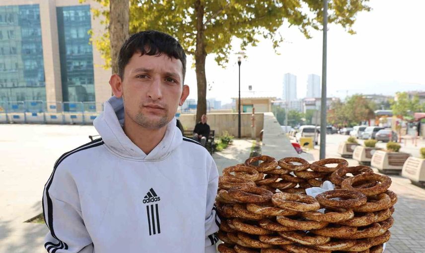 Simit tezgahını sınav için bırakan genç: Elazığlıların güveni kazandı