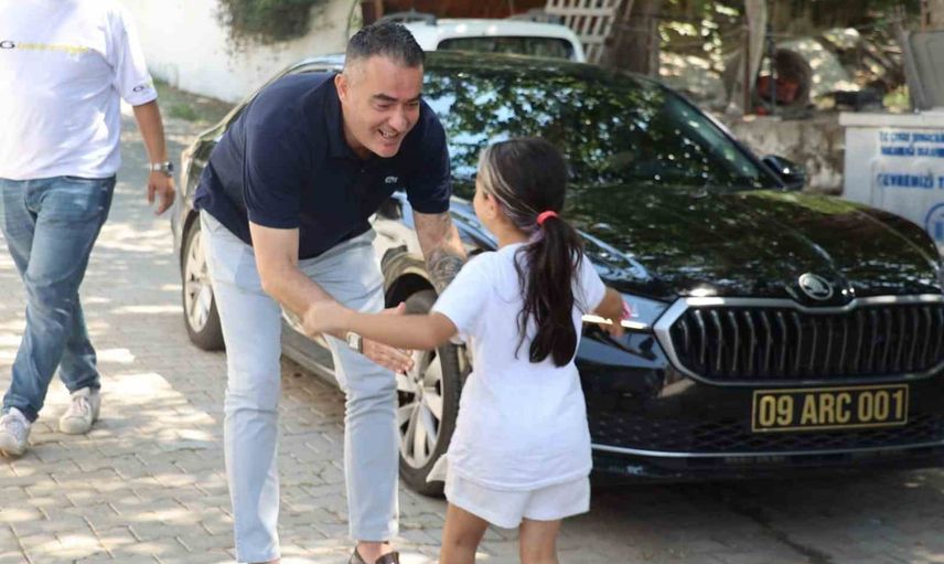Başkan Arıcı gönülleri onardı: yangında bisikleti yanan Hazal'a yeni bisiklet