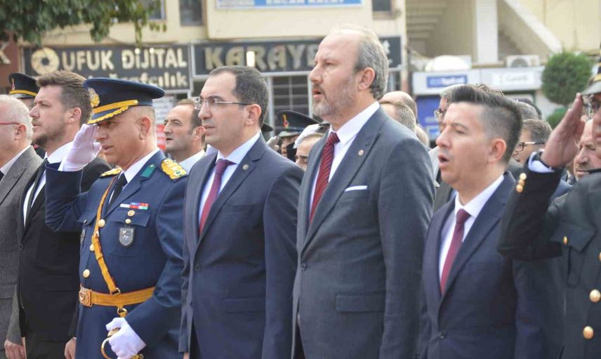Tavşanlı’da Cumhuriyet coşkusu çelenk töreniyle başladı