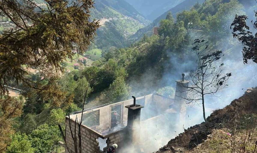 Çaykara'da elektrik kontağı yangını evi küle çevirdi, iki kardeş kurtarıldı