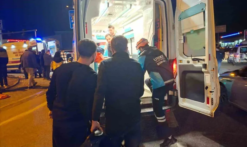 Kervansaray kavşağında otomobil ile motosiklet çarpıştı: iki yaralı