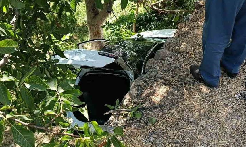 Hizan girişinde istinat duvarını aşan otomobil bahçeye düştü: sekiz kişi yaralandı