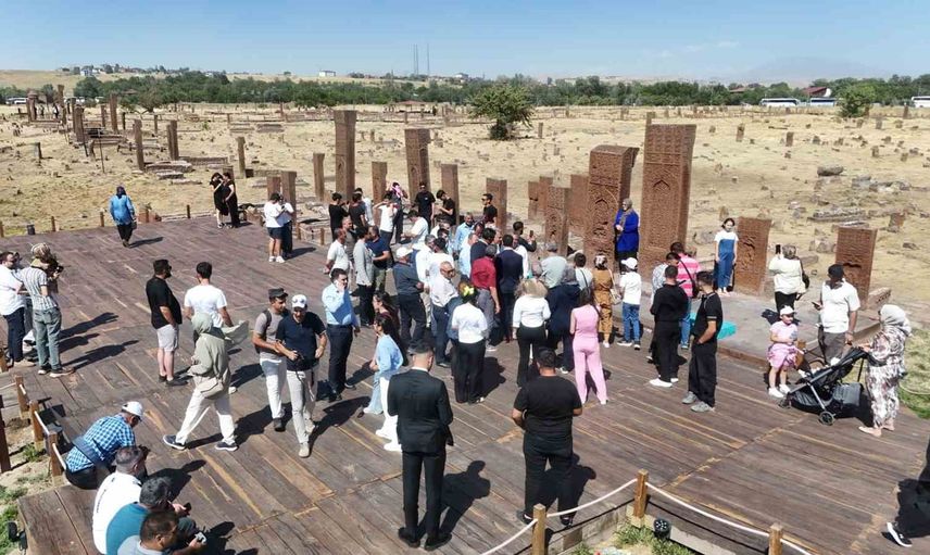 Selçuklu taşlarının tanıklığında binler Ahlat'ta buluştu