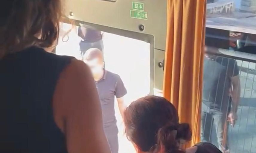 Servisin önü kesildi, camları yumruklandı; sağlık çalışanlarının takip anları kaydedildi