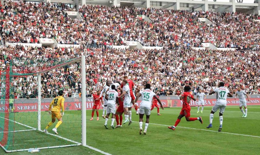 Diyarbakır'da dengeli ilk yarı: Amed Sportif Faaliyetler ile Konyaspor 0-0