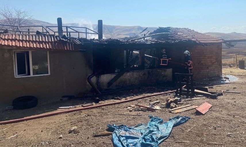 Kızılırmak'ta alevler bir evi kullanılamaz hale getirdi