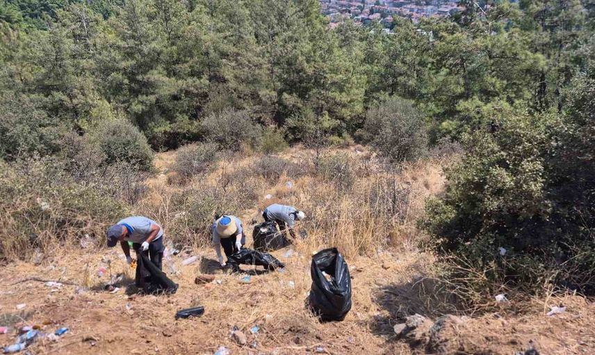 Marmaris'te seyir terasları yangın riskine karşı temizleniyor