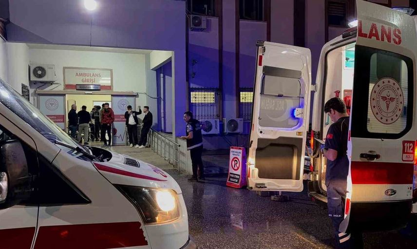 Kahta'da şantiyeye yürürken çarpılan elektrik işçilerinden biri yoğun bakımda