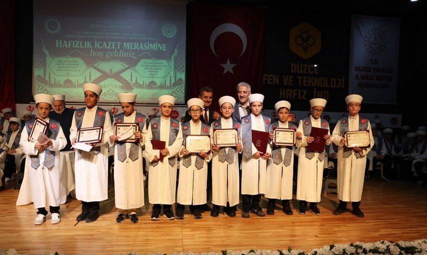 Düzce’de 108 genç hafızlık icazetiyle taçlandırıldı