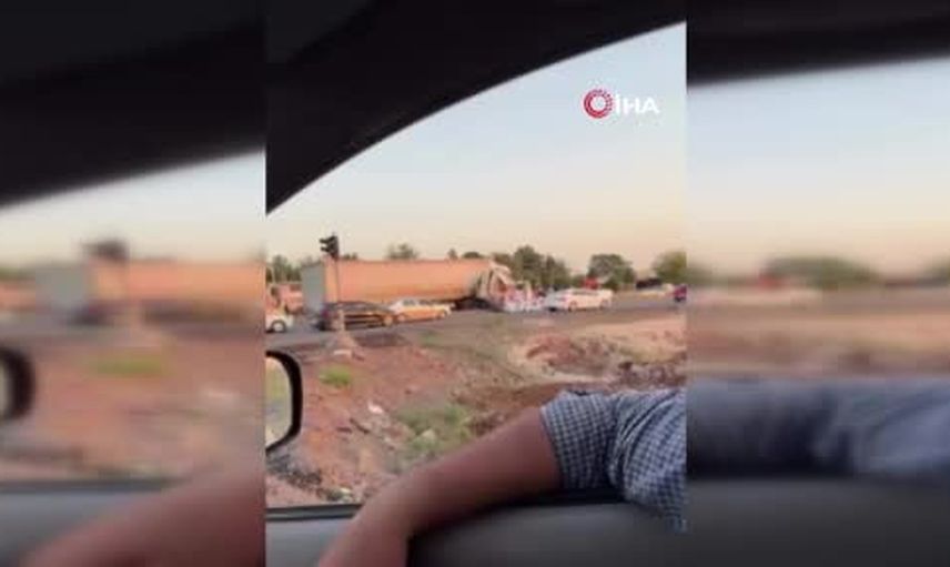 Siverek'te tırla biber yüklü kamyonet kavşakta çarpıştı, üç kişi yaralandı