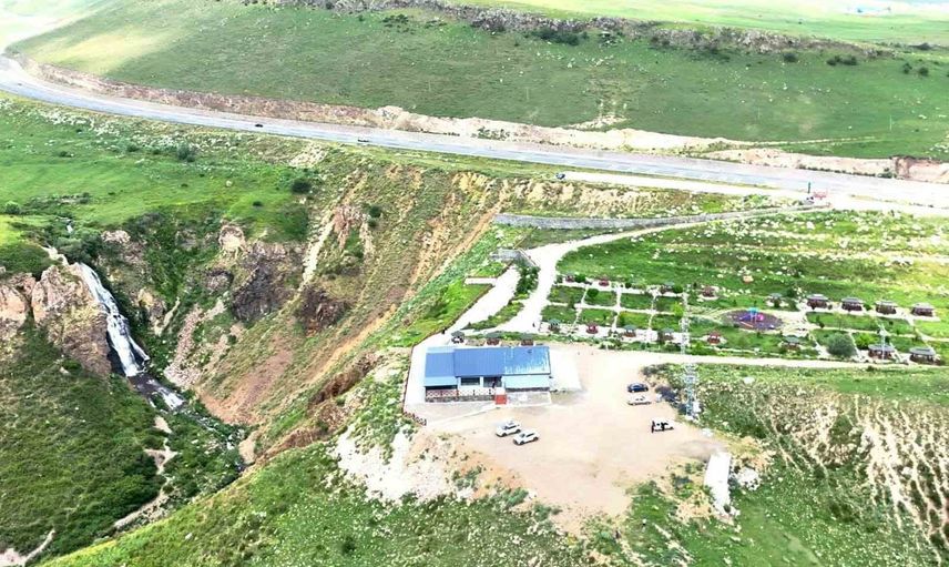 Vali Polat doğayla iç içe: Susuz Şelalesi'nde ziyaretçilerle sohbet
