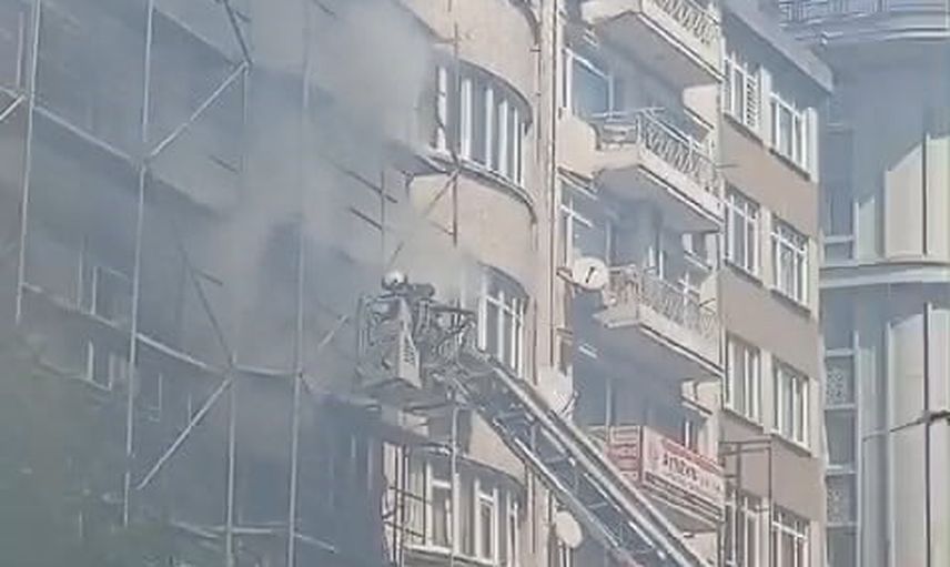 Fatih'te dönüşüm sahasında kesim kıvılcımı yangın çıkardı