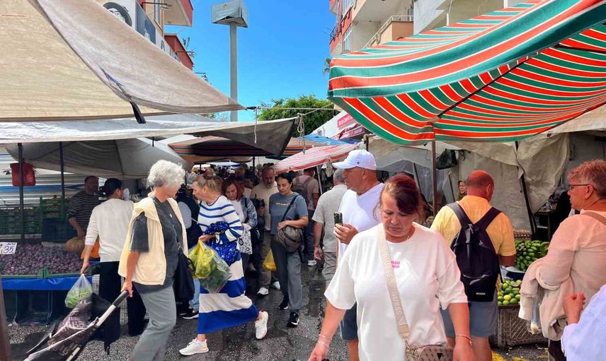 Pazaryeri kısa sürede göle döndü: Mahmutlar Cumartesi Pazarı'nda rögarlar tıkandı