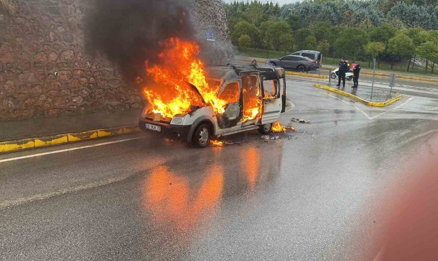 Körfez'de seyir halindeki hafif ticari araç aniden alev alıp hurdaya döndü