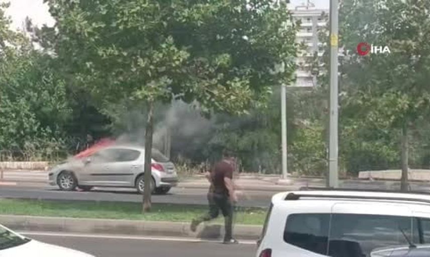 Park halindeki otomobil Kayapınar'da alev aldı