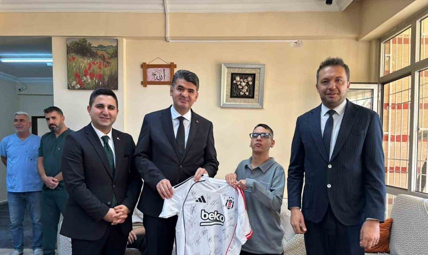 Vali Ömer Kalaylı’dan Beşiktaş tutkunu Metin’e imzalı forma jesti