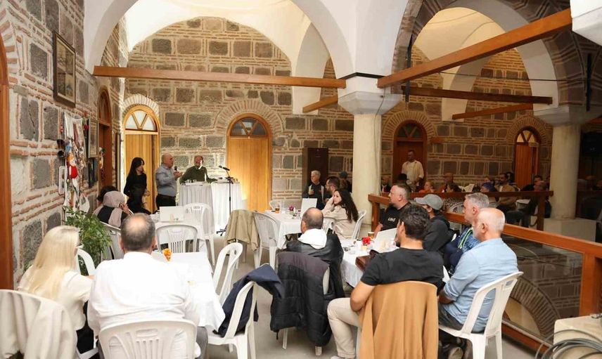 Kurşunlu Han'da edebiyatın az bilinen yüzleri Edebiyat Gazinosu'nda sahne aldı
