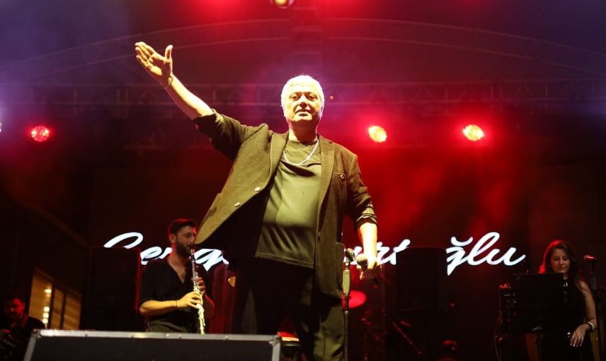 Cengiz Kurtoğlu Yenişehir'de kalabalık bir konserle sevenleriyle buluştu