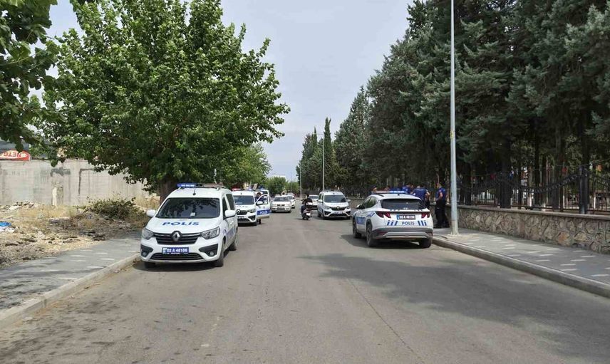 Aile tarafından bulunan genç, iddiaya göre evde bıçakla tehdit etti