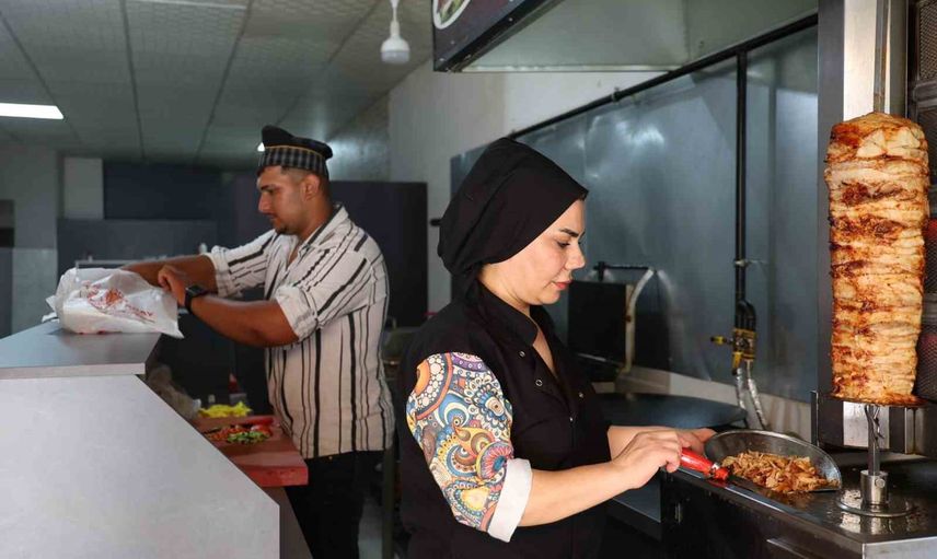 İki çocuk annesi girişimci Elazığ'da döner bıçağını eline aldı