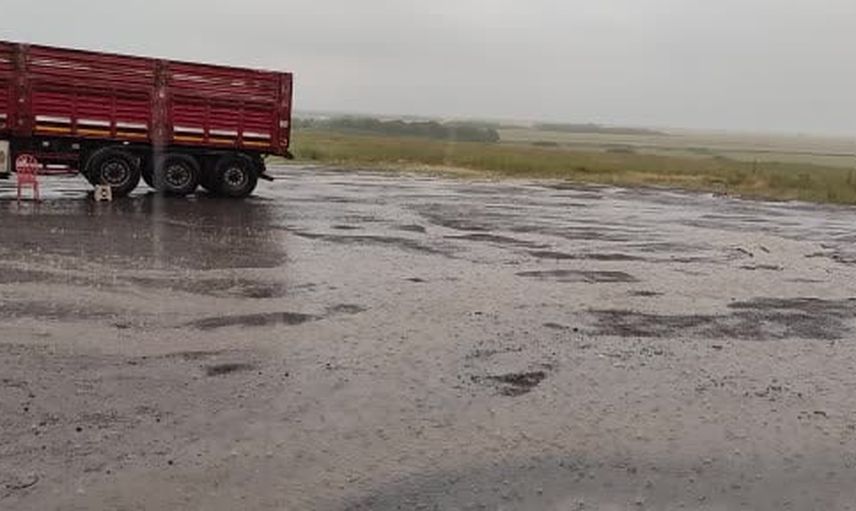 Ardahan'da sabah sağanağı günlük yaşamı sekteye uğrattı