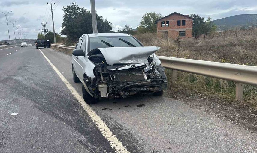 Tavşanlı'da yol kenarındaki bariyere çarpan otomobilin sürücüsü yaralandı