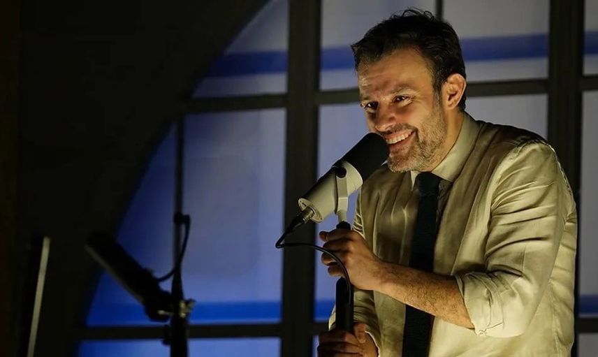 Seslerin izinde tek kişilik anlatı: Salih Bademci'nin Sesler oyunu