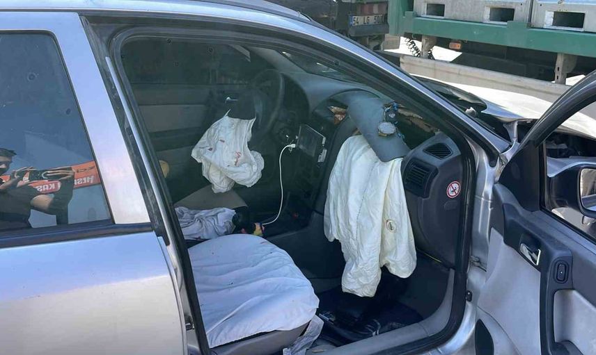 Uygulama noktasından kaçan sürücü park halindeki tırın altına girince ağır yaralandı