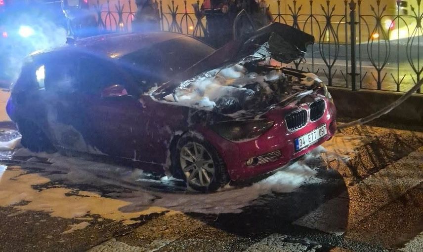 Fatih'te hareket halindeki otomobil alev aldı ve hurdaya döndü