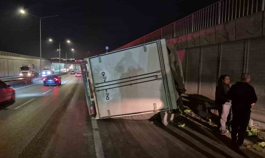 Alpu alt geçidinde marullar yola saçıldı: kamyonet yan yattı