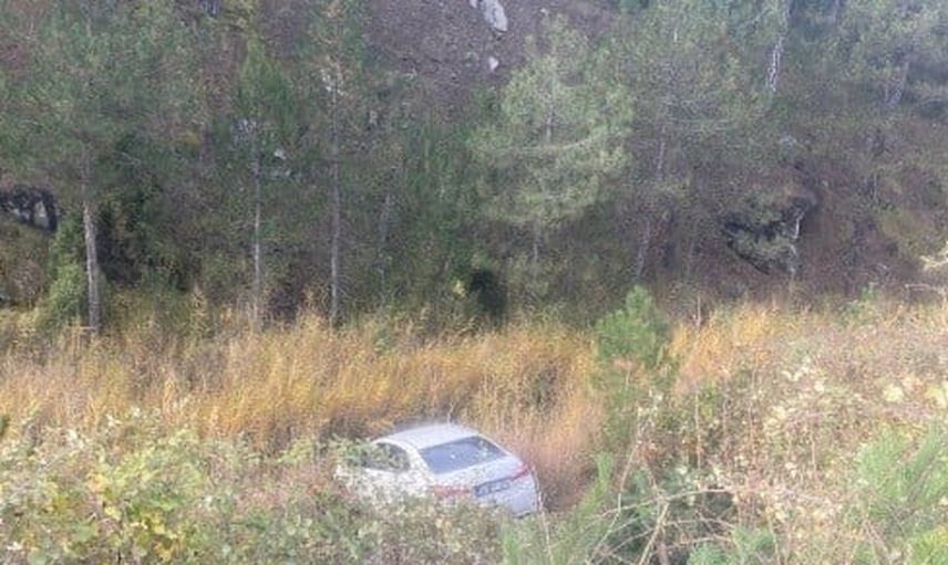 Sürücü direksiyon hakimiyetini kaybetti; otomobil dere yatağına devrildi