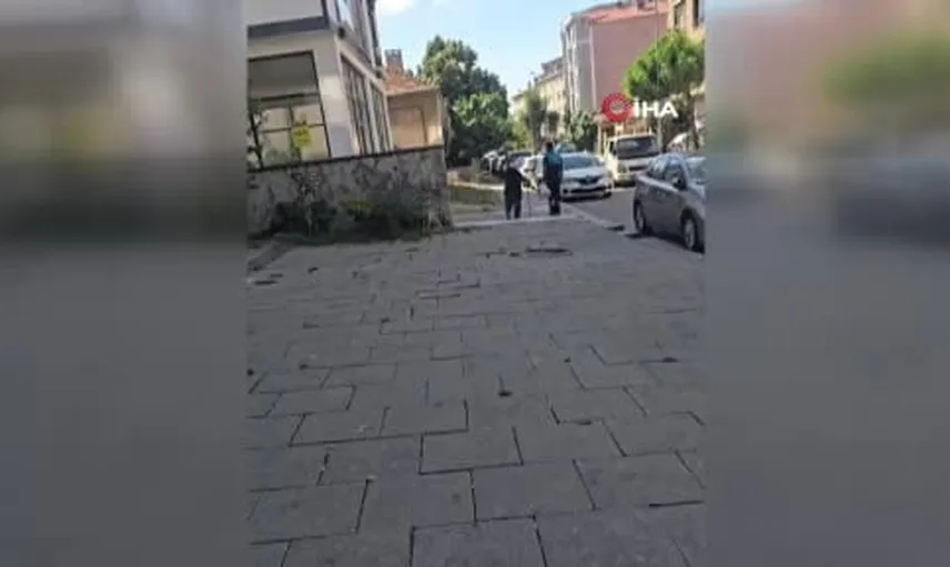 Pendik’te bastonlu kadının yükünü hafifleten temizlik görevlisi