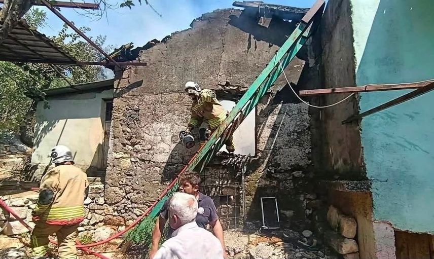 Yayladağı'nda alevlerin sardığı müstakil ev kullanılamaz hale geldi