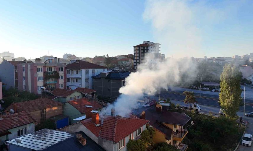 Uşak'ta tek katlı evin çatısında çıkan alevler erken müdahaleyle kontrol altına alındı