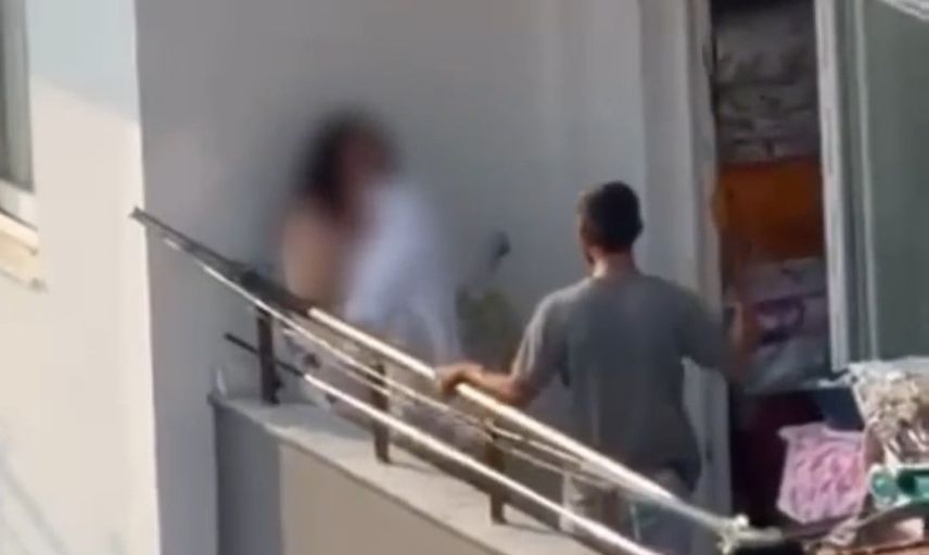 Adana Gültepe'de balkonda sopayla darp anı cep telefonuna yansıdı