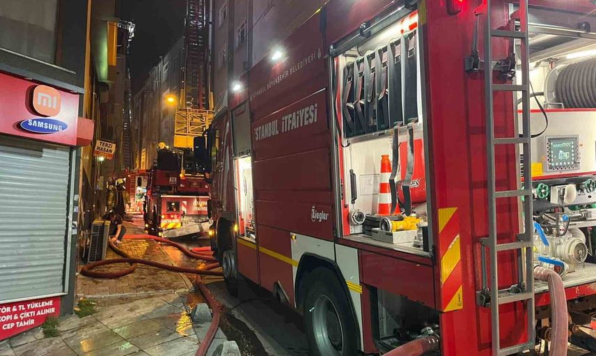 Esenler'de gece saatlerinde çatı yangını çıktı, itfaiye söndürdü