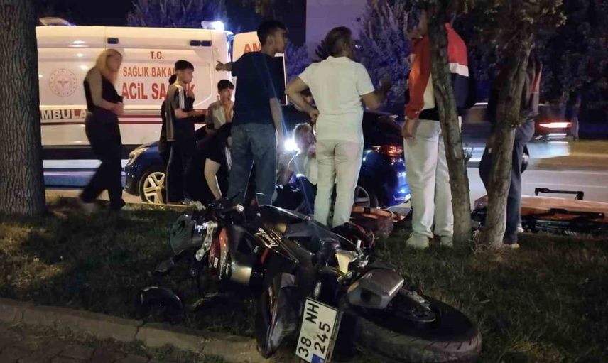 Kayseri trafiğinde Talas Bulvarı'nda çarpışma: motosiklet sürücüsü hastaneye kaldırıldı