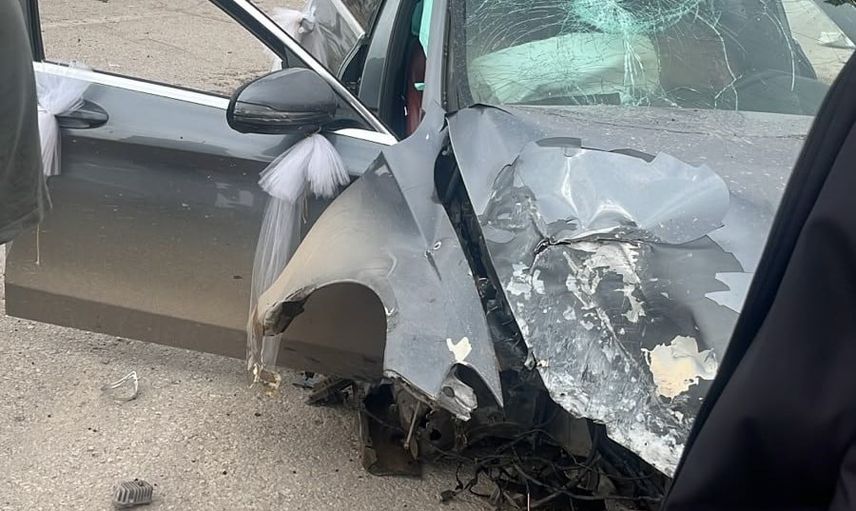 Düğün süslemeli otomobil direğe çarpıp refüjü aşıp karşı şeride geçti