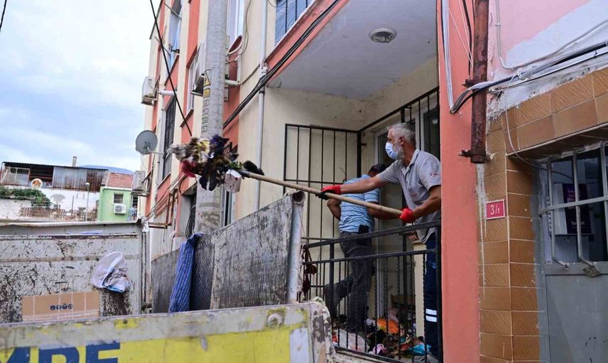 Manisa'da çöp evin tahliyesiyle bina sakinleri rahatladı