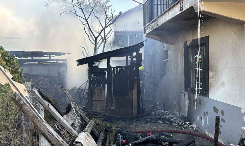 Bardağı taşıran kıvılcım: Bolu'daki otluk yangını üç eve sıçradı